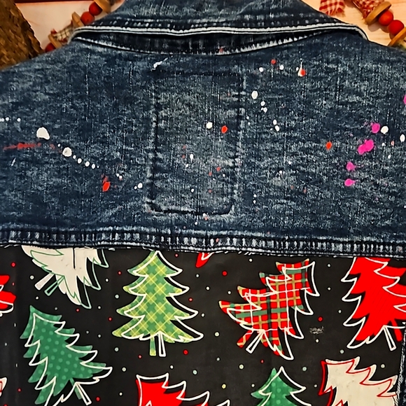 Handmade☆Upcycled 2024 "Christmas Crazies" Distressed Denim Jean Jacket! Sz L~XL - Picture 8 of 10